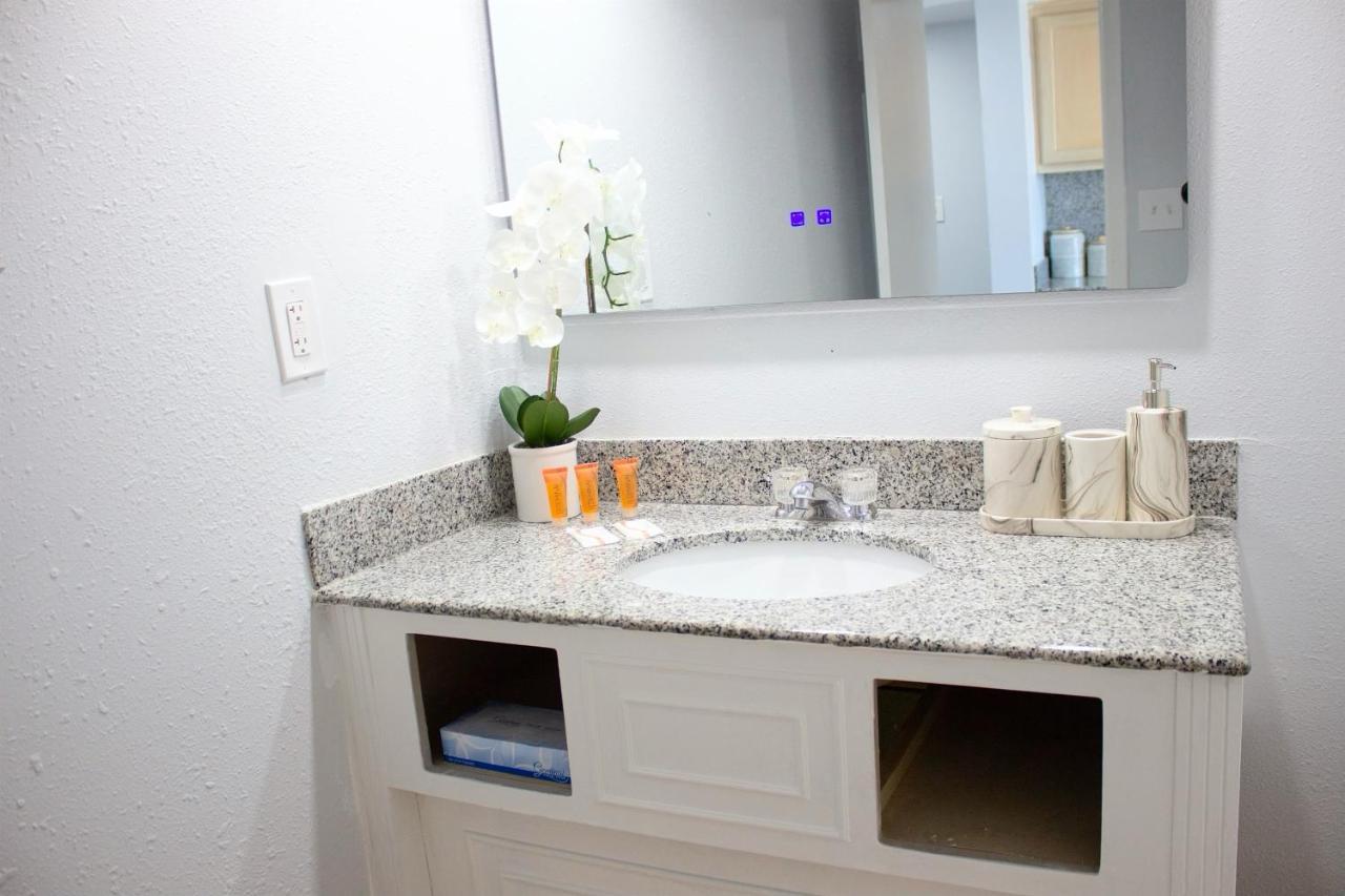 Sun & Sand Resort Oceanfront Suites Virginia Beach Exterior photo